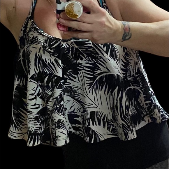 Decree Flowy crop tank top - Picture 3 of 6